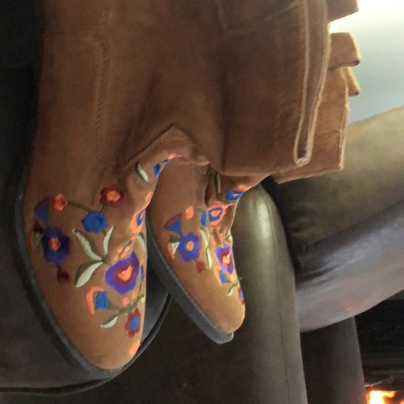 Size 7.5 super cute, boho style brown faux suede MUDD ankle boots. So trendy - Picture 5 of 6